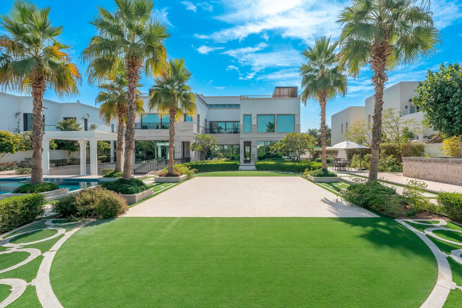 Living in Emirates Hills – Security, Privacy, and Lifestyle Benefits